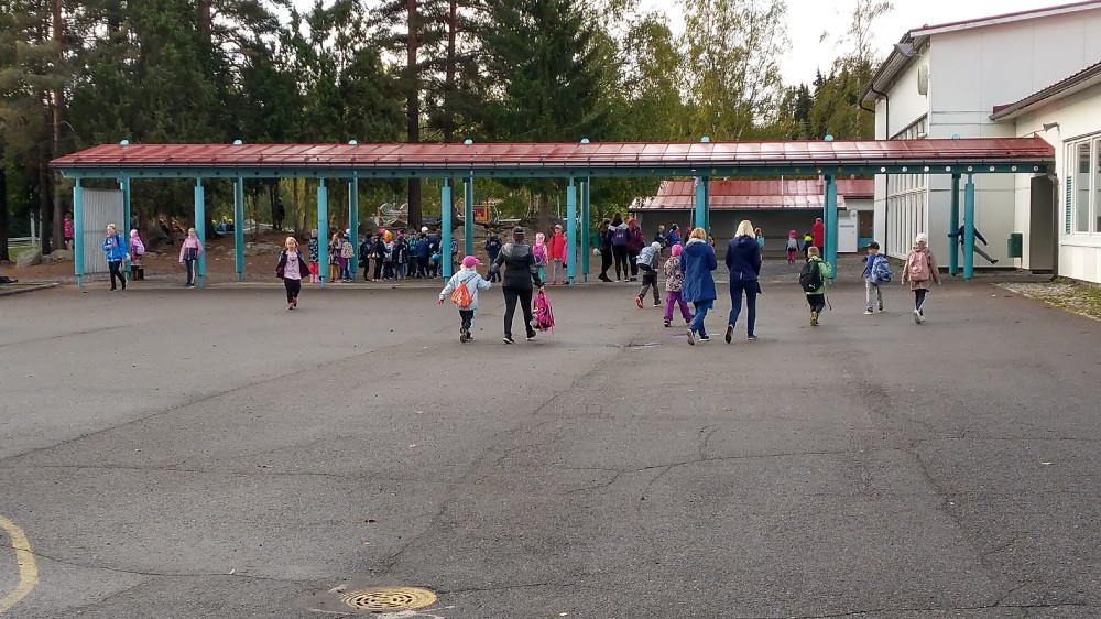 La llegada de alumnos por la mañana a la escuela en Finlandia.